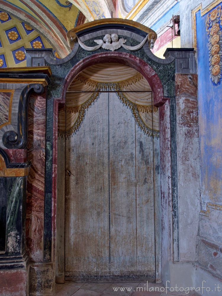 Candelo (Biella) - Porta in legno dipinto nella Cappella di Santa Marta nella Chiesa di Santa Maria Maggiore